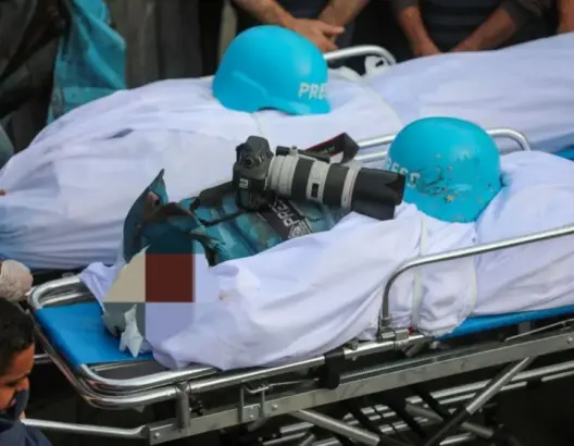 “إعلاميون تحت القصف”.. غالبية صحفيي غزة فقدوا معداتهم و%96 هُجِّروا من منازلهم