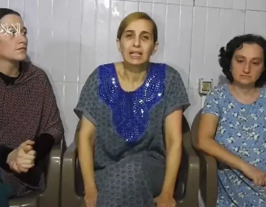 اتهمن نتنياهو بتعريضهم للقتل.. القسام تنشر فيديو لأسيرات إسرائيلات