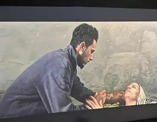 قصة شاب يسعى لانتشال أسرته من الفقر.. فرماتي ينقل رؤيته الفلسفية للموت إلى “الموجة الأخيرة”