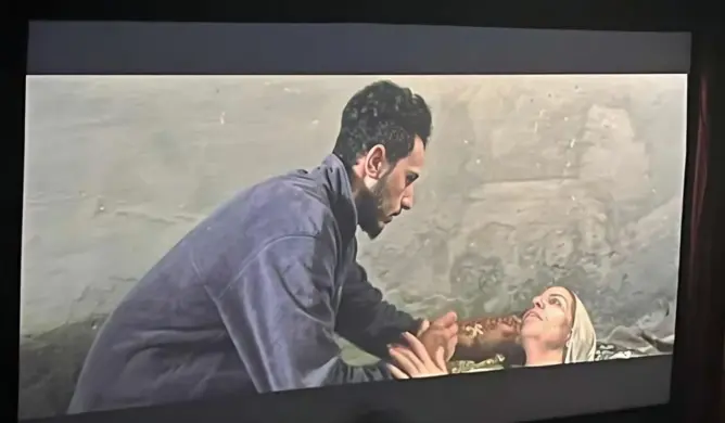 قصة شاب يسعى لانتشال أسرته من الفقر.. فرماتي ينقل رؤيته الفلسفية للموت إلى “الموجة الأخيرة”