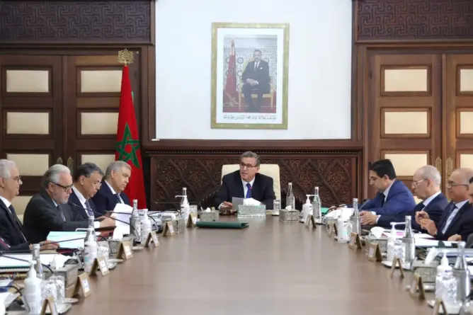 الحكومة توسع صلاحيات المراكز الجهوية للاستثمار وتحدد معايير جديدة لتنظيم إدارات الدولة