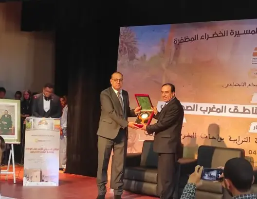 تكريم أكاديميين من كلية الآداب بنمسيك في الملتقى الدولي للواحات