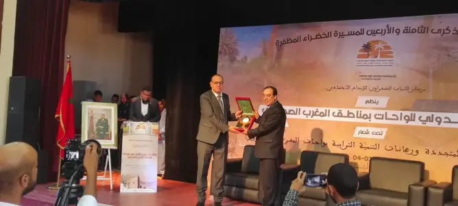 تكريم أكاديميين من كلية الآداب بنمسيك في الملتقى الدولي للواحات
