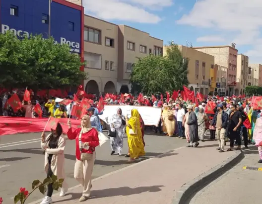 العيون.. شيوخ القبائل الصحراوية ينظمون مسيرة حاشدة للتنديد بتفجيرات السمارة