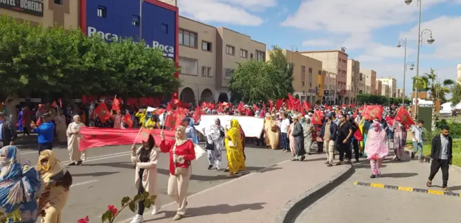 العيون.. شيوخ القبائل الصحراوية ينظمون مسيرة حاشدة للتنديد بتفجيرات السمارة