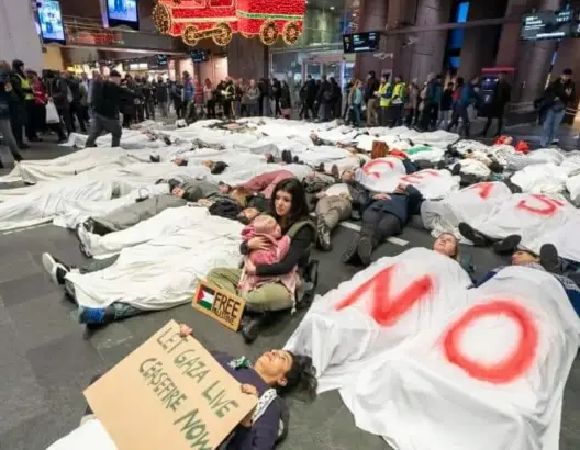 تنديدا بمجازر إسرائيل في غزة.. نرويجيون يفترشون محطة قطار أوسلو ويلتحفون الأكفان
