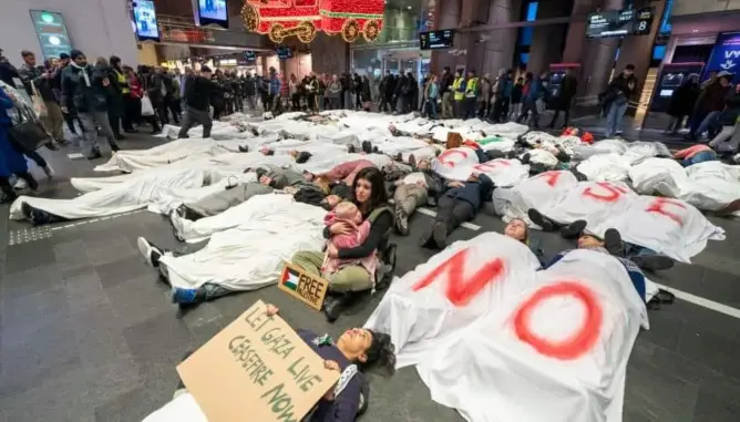 تنديدا بمجازر إسرائيل في غزة.. نرويجيون يفترشون محطة قطار أوسلو ويلتحفون الأكفان
