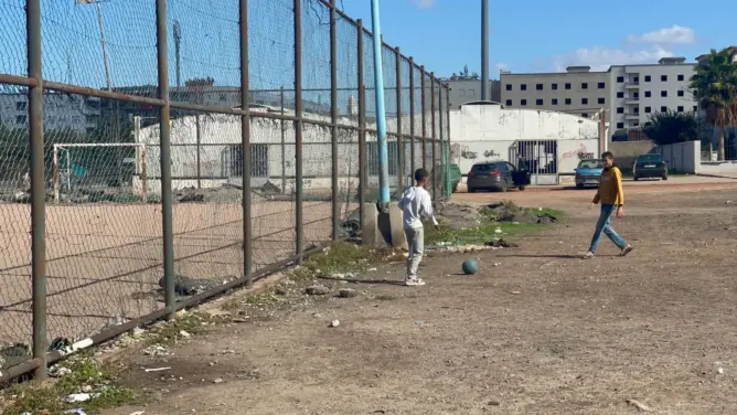 وضعية كارثية لملاعب القرب بالبيضاء.. ضياعٌ للمواهب وبدائلُ “مدمِّرة” (فيديو وصور)