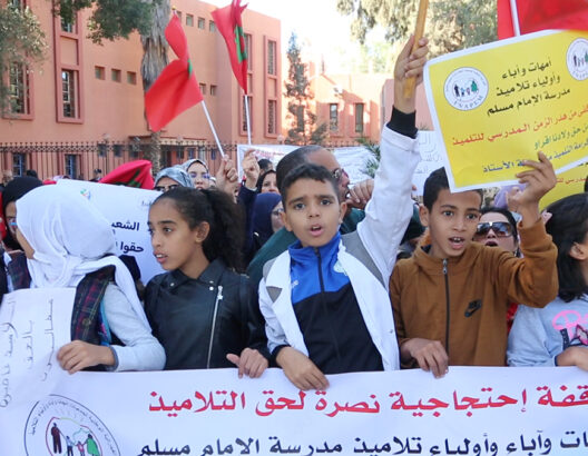 استمرار احتجاجات الأساتذة يخرج تلاميذ وآبائهم للاحتجاج أمام مديرية مراكش