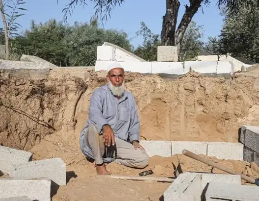 حفار قبور بغزة: لا أستطيع النوم لكثرة الأطفال الذين دفنتهم