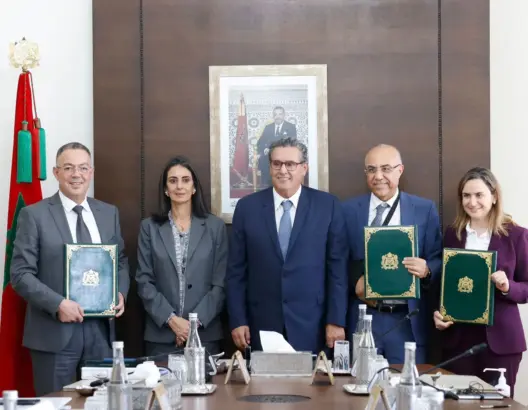 ترأس رئيس الحكومة عزيز أخنوش، الأربعاء، مراسم التوقيع على اتفاقية تنزيل البرنامج الخاص بتعزيز أعداد خريجي الجامعات العمومية المغربية في التخصصات الرقمية، وذلك ترجمة للتوجيهات الملكية، الداعية إلى جني ثمار الطفرة الرقمية التي يشهدها العالم.