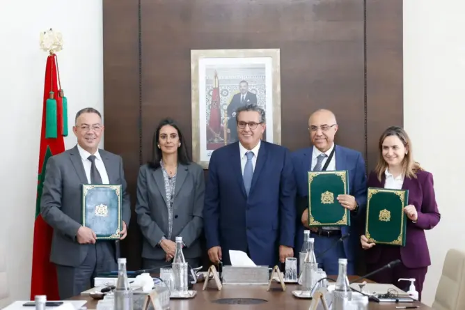 ترأس رئيس الحكومة عزيز أخنوش، الأربعاء، مراسم التوقيع على اتفاقية تنزيل البرنامج الخاص بتعزيز أعداد خريجي الجامعات العمومية المغربية في التخصصات الرقمية، وذلك ترجمة للتوجيهات الملكية، الداعية إلى جني ثمار الطفرة الرقمية التي يشهدها العالم.