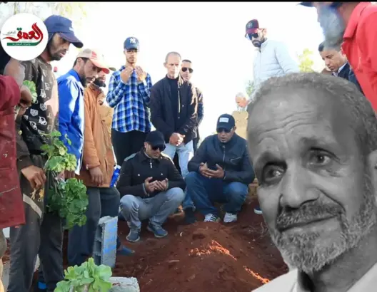 لحظة تشييع جثمان الفنان عبد الرحمان برادي إلى مثواه الأخير بمقبرة الرحمة بالبيضاء