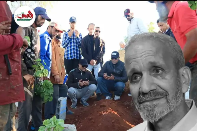لحظة تشييع جثمان الفنان عبد الرحمان برادي إلى مثواه الأخير بمقبرة الرحمة بالبيضاء