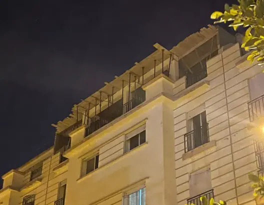 تشييد طابق “عشوائي” في عمارة للسكن الاقتصادي بطنجة يثير جدلا (صور)