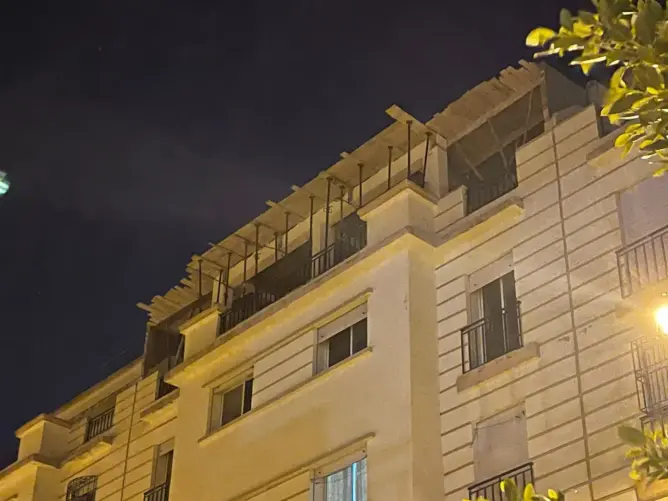 تشييد طابق “عشوائي” في عمارة للسكن الاقتصادي بطنجة يثير جدلا (صور)