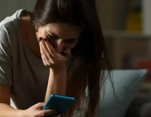 الانتقام الإباحي.. حينما يتحول الفضاء الرقمي إلى مقبرة رمزية للنساء
