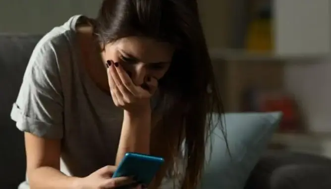 الانتقام الإباحي.. حينما يتحول الفضاء الرقمي إلى مقبرة رمزية للنساء