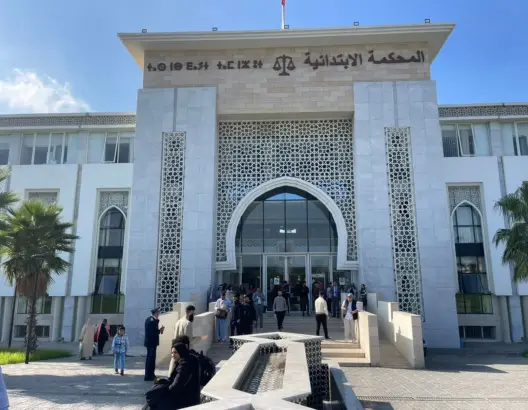 إغلاق الحدود في وجه زوجي مؤثرتين بطنجة بسبب الاعتداء على حارس عمارة
