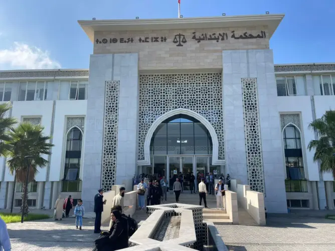 إغلاق الحدود في وجه زوجي مؤثرتين بطنجة بسبب الاعتداء على حارس عمارة