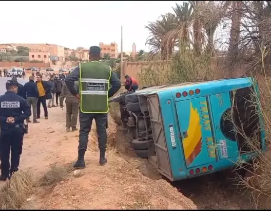 انقلاب حافلة مسافرين في تنغير ونقل 20 راكبا للمستشفى