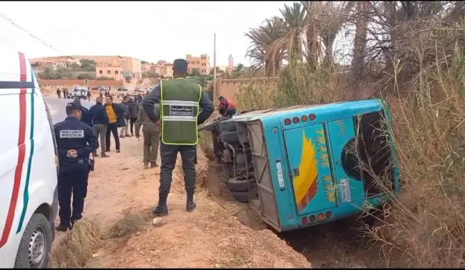 انقلاب حافلة مسافرين في تنغير ونقل 20 راكبا للمستشفى