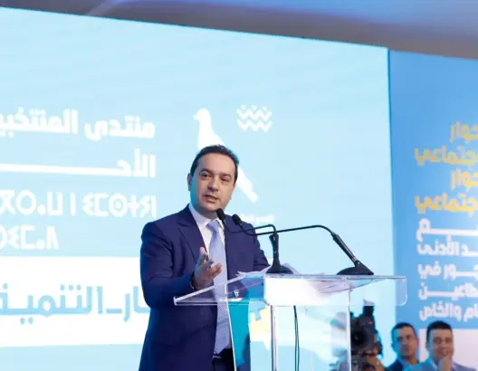 شوكي يرفض نعت الحكومة بـ”الليبرالية” ويشيد بعودة الهيبة لرئاسة الحكومة