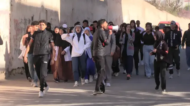 تلاميذ بأكادير ينتفضون ضد “الشلل المدرسي” (فيديو)