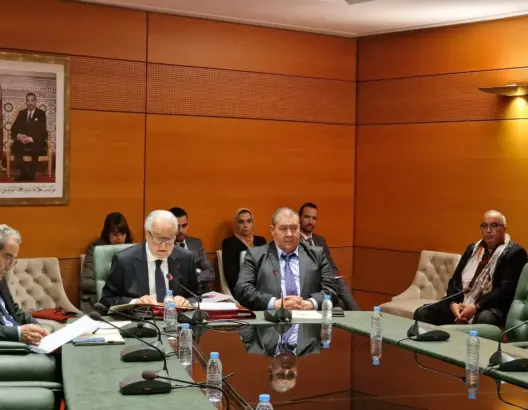 حجوي ينفي “التمييز” بين المبادرات الحكومية والبرلمانية ويؤكد حياد الأمانة العامة