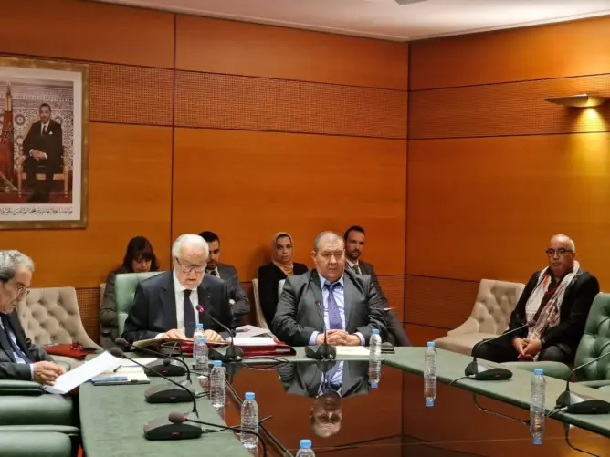 حجوي ينفي “التمييز” بين المبادرات الحكومية والبرلمانية ويؤكد حياد الأمانة العامة