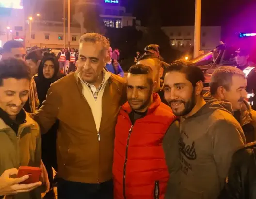 مواطنون يلتقطون صورا تذكارية مع حموشي بطنجة