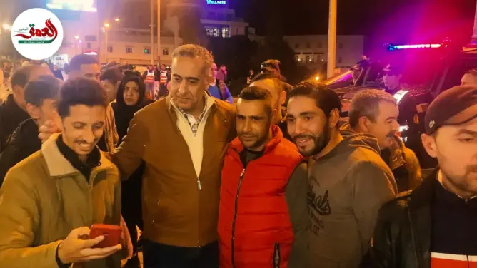 مواطنون يلتقطون صورا تذكارية مع حموشي بطنجة
