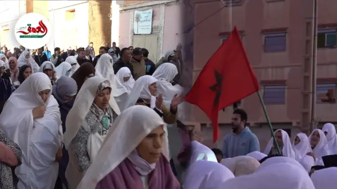 خاض المئات من ساكنة فجيج، مساء أمس الثلاثاء 12 دجنبر، مسيرة احتجاجية بمختلف شوارع المدينة، للتعبير عن رفضهم لقرار جماعة فجيج