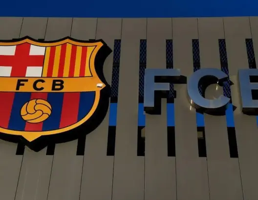 الحكومة الكتالونية تمنع لاعبي برشلونة من الاستحمام بمرافق النادي