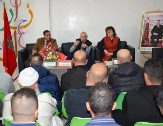 المخرج الشرايبي يناقش “شذارت من ذاكرة سينمائية” بسجن بني ملال