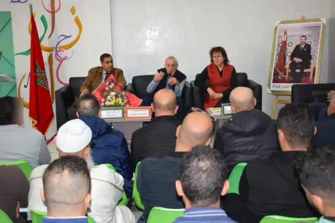 المخرج الشرايبي يناقش “شذارت من ذاكرة سينمائية” بسجن بني ملال