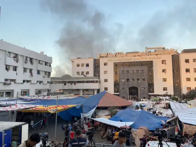 تحول لـ”حمام دم”.. الصحة العالمية تنقل مشاهد كارثية من داخل أكبر مستشفى بغزة