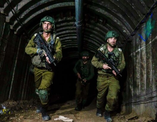 جنود إسرائيليون يظهرون في نفق يقول الجيش إن مسلحي حماس استخدموه لمهاجمة معبر إيريز في شمال قطاع غزة