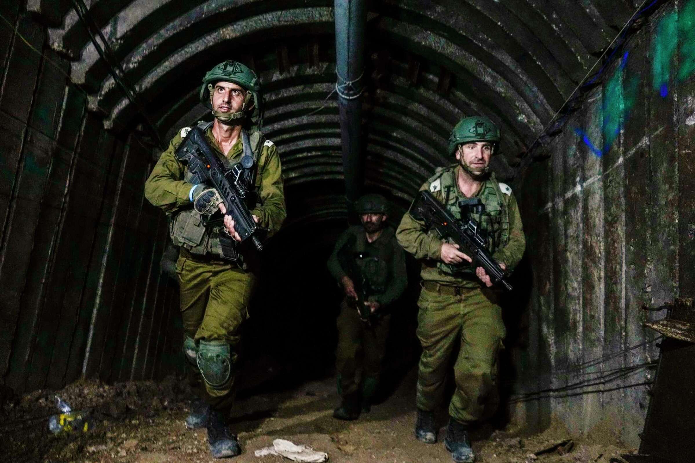 جنود إسرائيليون يظهرون في نفق يقول الجيش إن مسلحي حماس استخدموه لمهاجمة معبر إيريز في شمال قطاع غزة