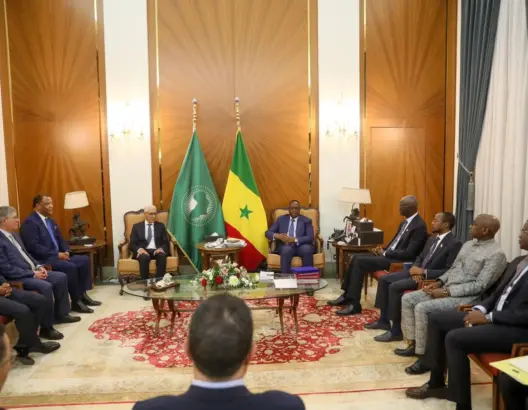 الرئيس السنغالي يستقبل رئيس مجلس النواب ويوشحه بوسام الأسد الوطني