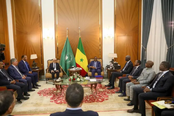 الرئيس السنغالي يستقبل رئيس مجلس النواب ويوشحه بوسام الأسد الوطني