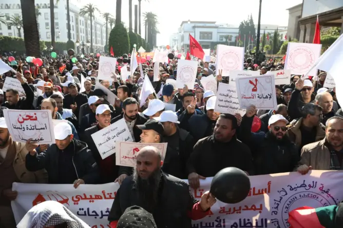 مسيرة احتجاجية لأساتذة أمام البرلمان تتشبث بسحب النظام الأساسي (فيديو)
