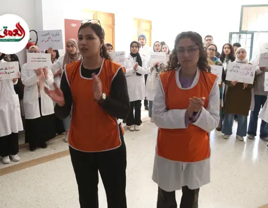 طلبة الطب بمراكش يحتجون رفضا لتقليص عدد سنوات التكوين وينتقدون "العشوائية والضبابية والارتجالية"