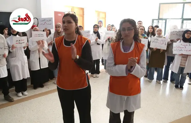 طلبة الطب بمراكش يحتجون رفضا لتقليص عدد سنوات التكوين وينتقدون "العشوائية والضبابية والارتجالية"
