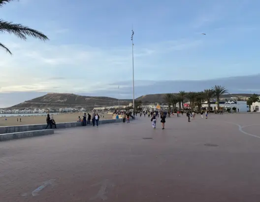 ذو سوابق يعتدي على 3 سياح بكورنيش أكادير والأمن يوقف الجاني