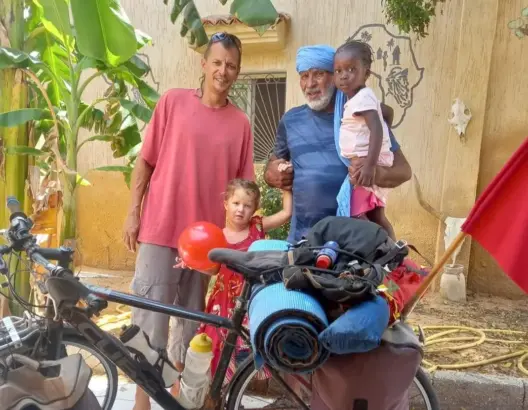 “بامحمد” .. سبعيني يتحدى آلاف الكيلومترات بدراجته لدعم المنتخب في ساحل العاج
