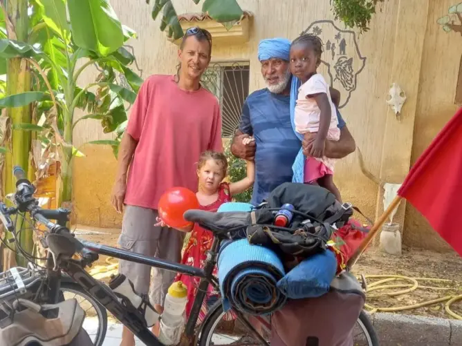 “بامحمد” .. سبعيني يتحدى آلاف الكيلومترات بدراجته لدعم المنتخب في ساحل العاج