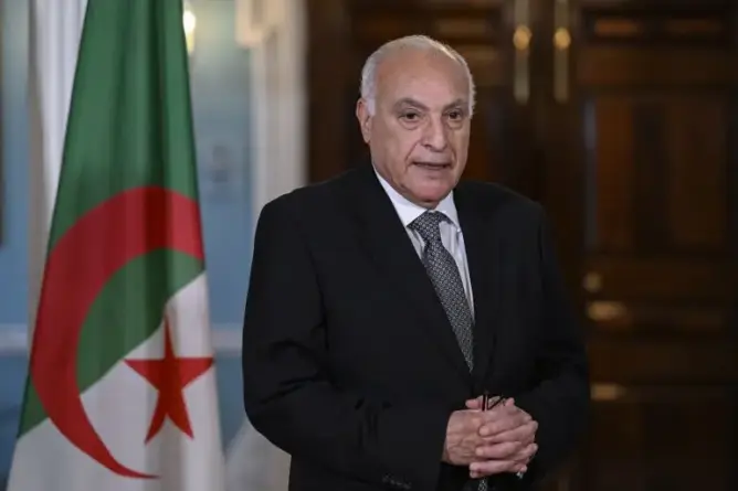 وزير خارجية الجزائر يقر بإنجازات المغرب التنموية والدبلوماسية في الصحراء