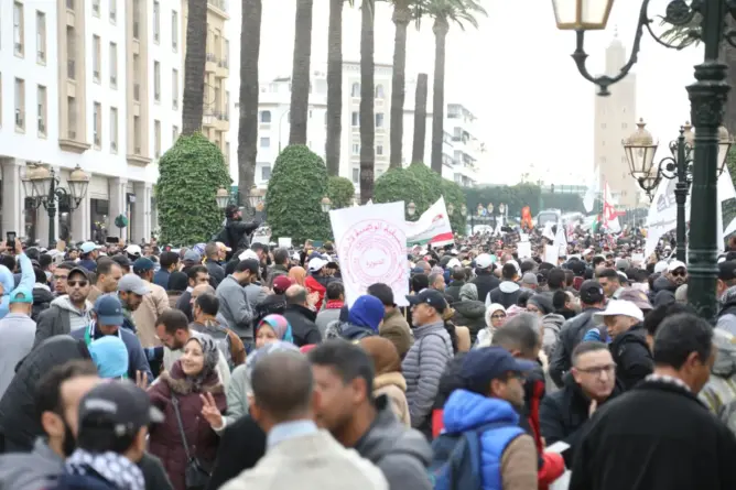 توقيف الأساتذة.. حقوقيون يعتبرون القرار “ردة خطيرة” ويربطون إنهاء الاحتقان بالحوار مع التنسيقيات