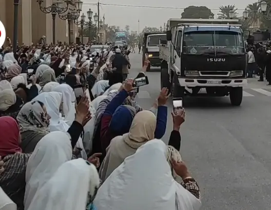 مشاهد مؤثرة لنساء بالحايك بفجيج تودعن الشاحنات المضربة في احتجاجات الساكنة ضد "تفويت الماء"